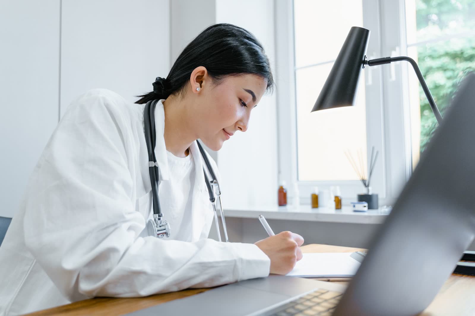Une vétérinaire remplit un document à son bureau