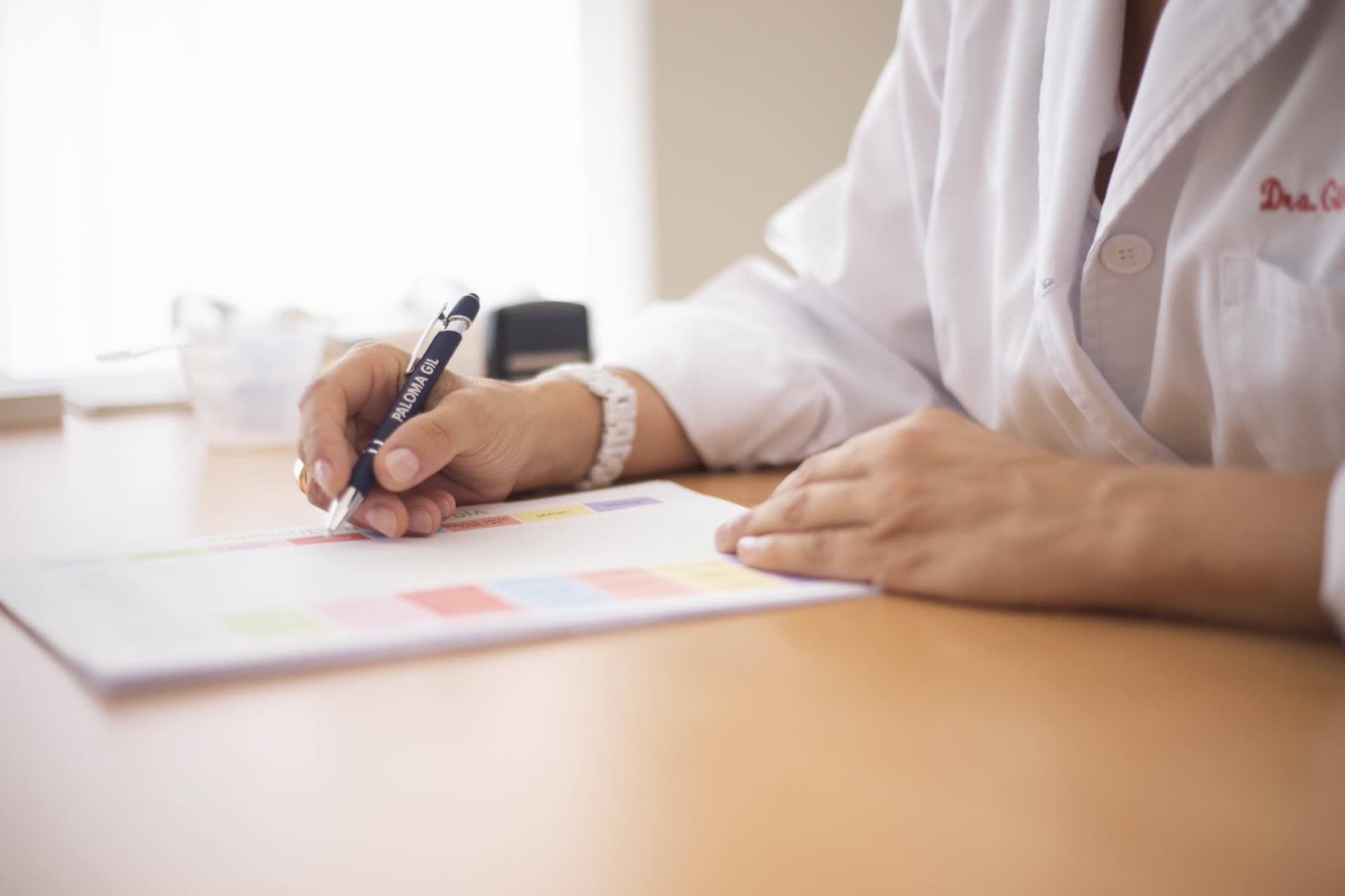 Deux soignants examinent des images médicales sur un écran